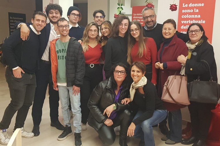 Gruppo di giovani attivisti con Vittorio Fata