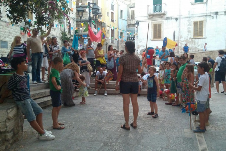 Divertente parata dal Castello al porto con i personaggi di cartapesta