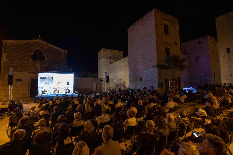 Libri nel Borgo Antico, Largo Castello