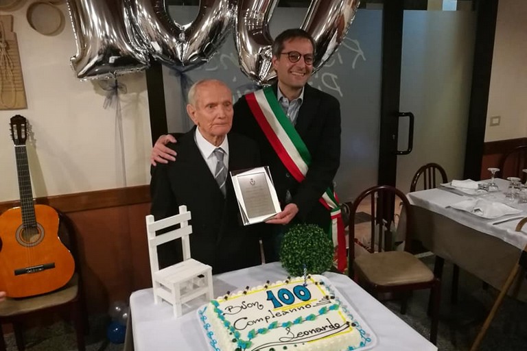 Il sindaco Angelantonio Angarano col centenario Leonardo Cassanelli