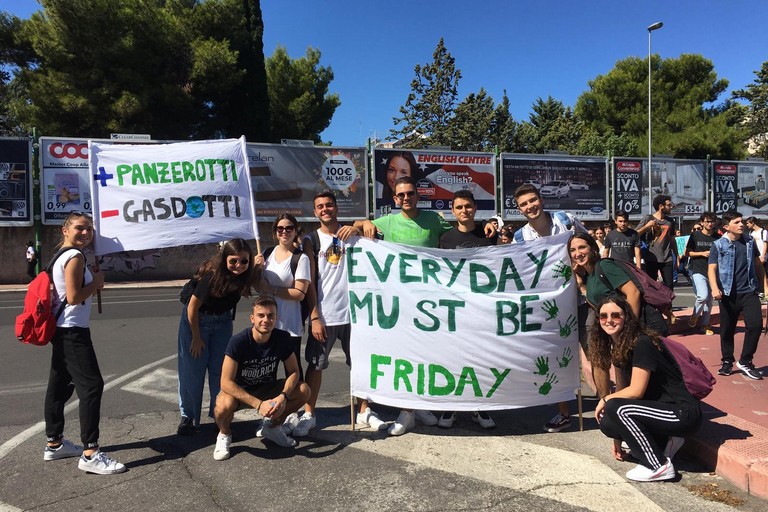 Liceali biscegliesi alla manifestazione Friday for future di Bari