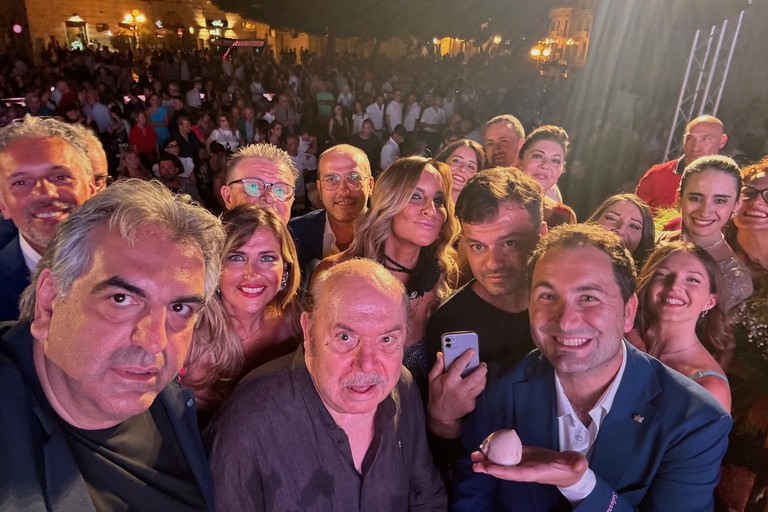 I Pasticcieri del Sospiro di Bisceglie festeggiano Lino Banfi