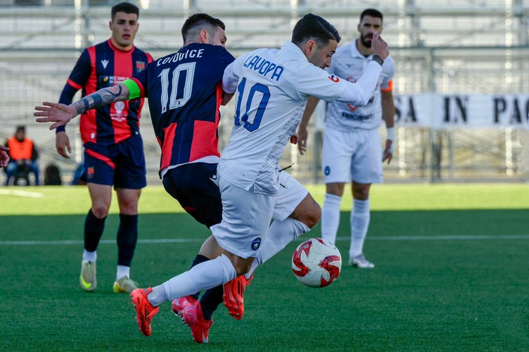 Azione di gioco Taranto-Bisceglie. <span>Foto Emmanuele Mastrodonato</span>