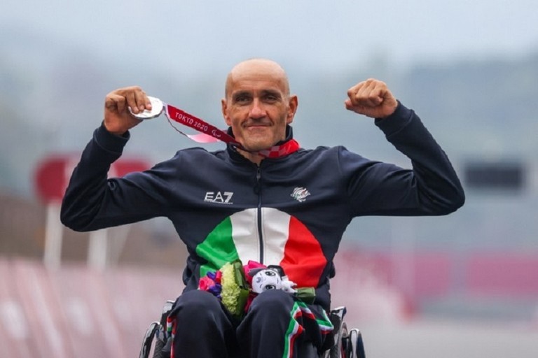 Luca Mazzone sul podio delle Paralimpiadi di Tokyo