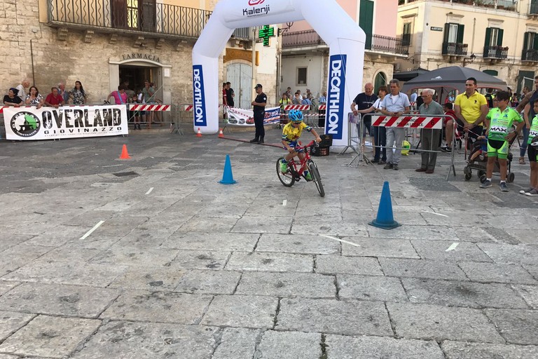 Una fase della gimkana di venerdì a Bitonto