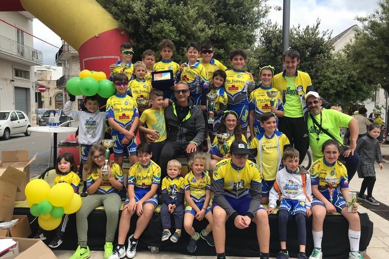 Foto di gruppo per il team Ludobike sul podio di Alberobello