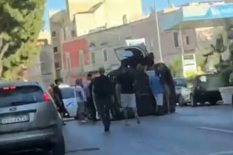 Incidente e auto ribaltata su via Imbriani