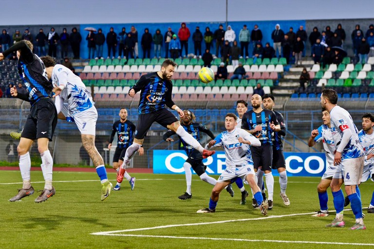 Manuel Visani, difensore del Bisceglie, in occasione del gol dell'1-1. <span>Foto Emmanuele Mastrodonato</span>