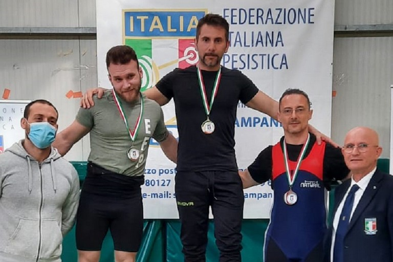 Maurizio Caccialupi sul gradino più alto del podio