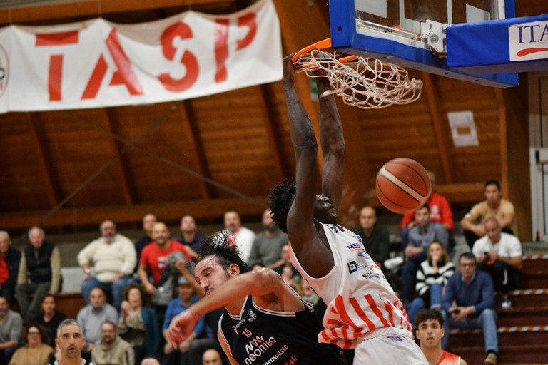 Medoune Gueye schiacciata. <span>Foto Lions Bisceglie</span>