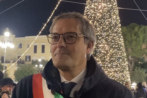 Inizia il Natale biscegliese con l'accensione del grande albero