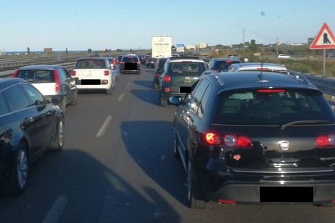 Traffico bloccato sulla strada statale 16 bis