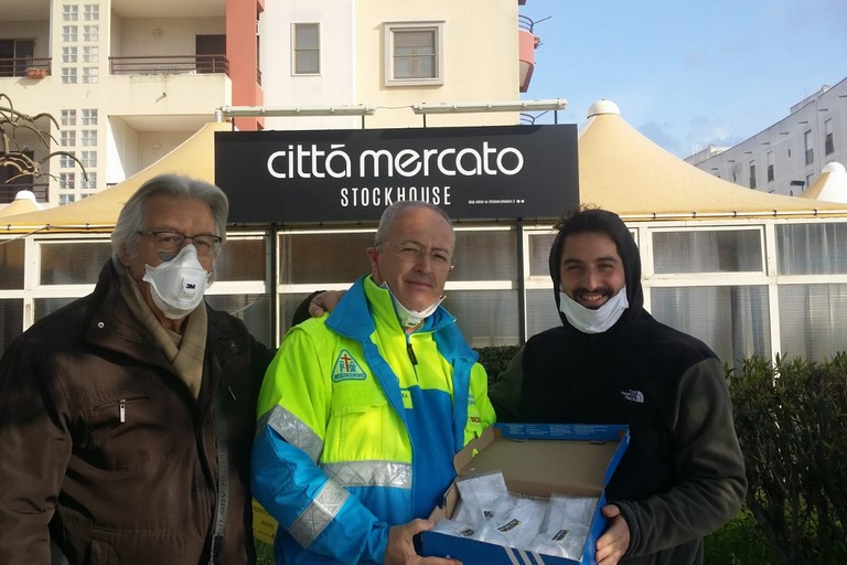 La consegna delle mascherine di protezione