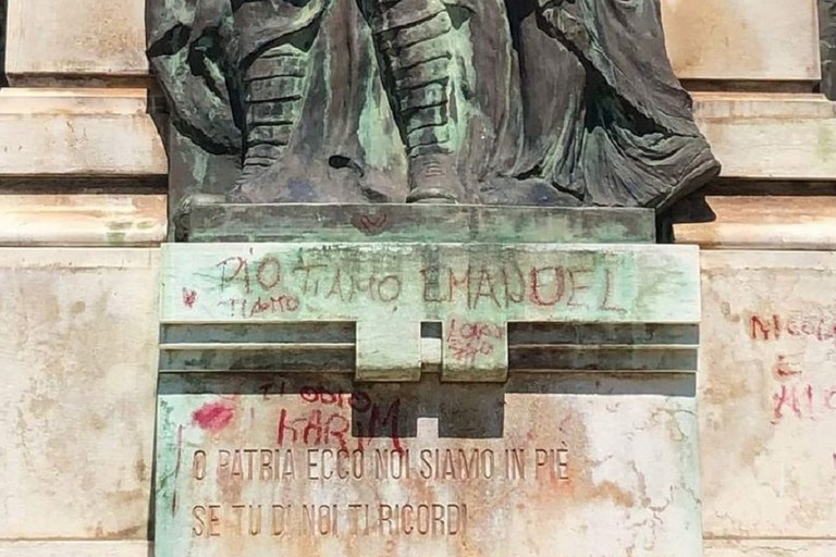Monumento ai caduti in piazza Vittorio Emanuele II deturpato