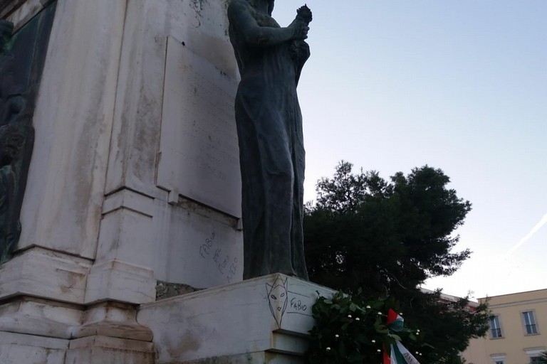 Monumento ai caduti di piazza Vittorio Emanuele II oltraggiato. <span>Foto Bisceglieviva</span>