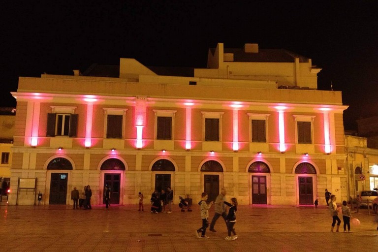 Teatro Garibaldi illuminato di rosa