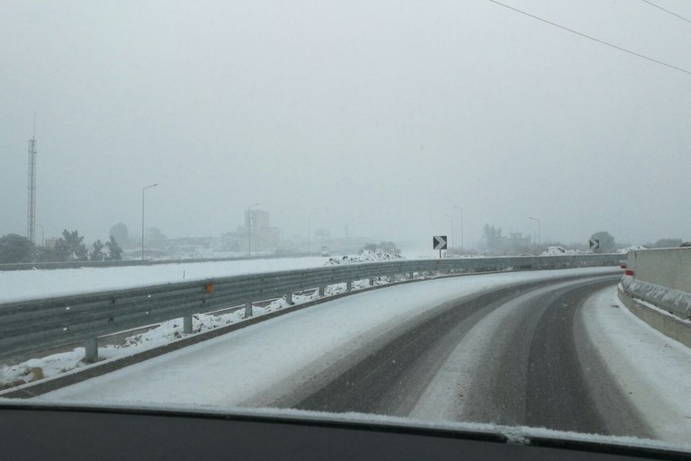 Neve su una strada provinciale (repertorio)