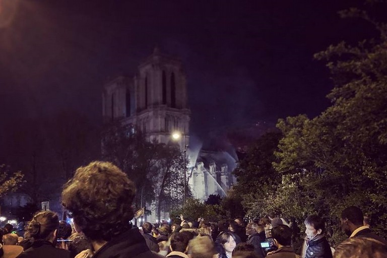 Il terribile incendio che ha seriamente danneggiato Notre-Dame