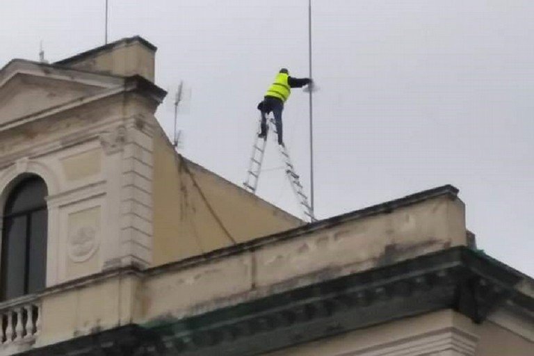 Lavoratore sul tetto del palazzo che ospita la Polizia Locale