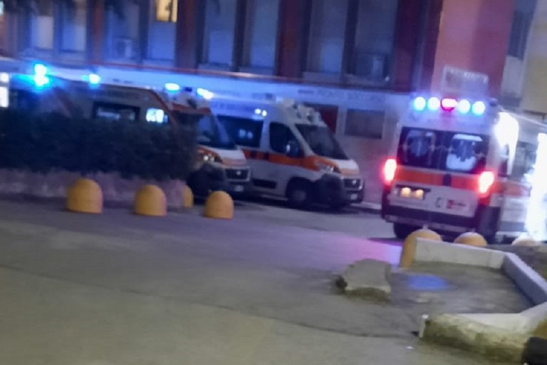 Ambulanze davanti all'ospedale di Bisceglie