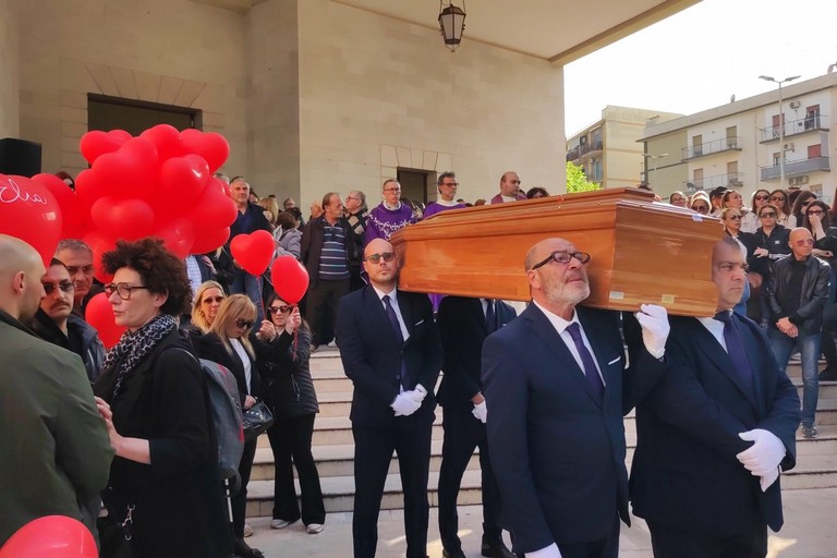 Bisceglie dà l'ultimo saluto a Patrizia Lamanuzzi
