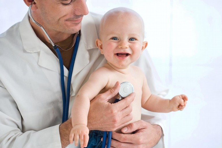 Un pediatra col suo piccolo paziente