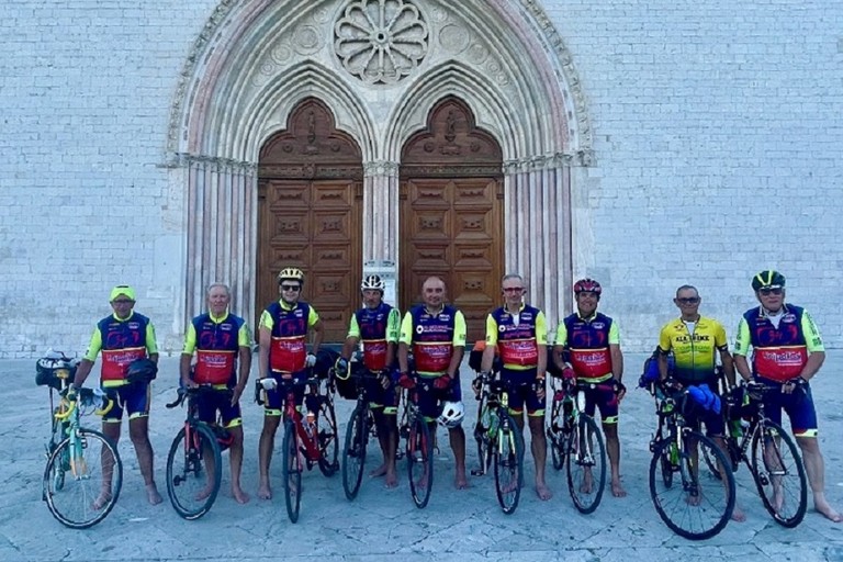 Ciclisti amatori del gruppo Mtb Carlo Gangai Bisceglie ad Assisi