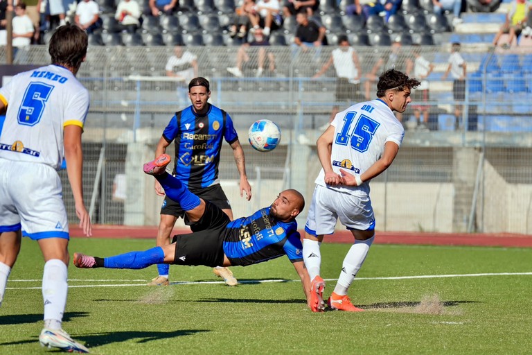 L'acrobazia di Peppe Lopez, valsa il momentaneo 1-0. <span>Foto Emmanuele Mastrodonato</span>