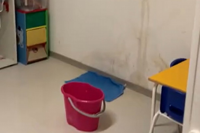 Grosse infiltrazioni d'acqua nella scuola Don Pino Puglisi: la denuncia di Gianni Casella