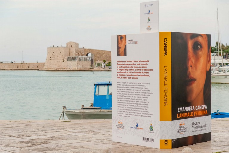 Libro gigante davanti al porto di Trani