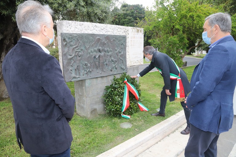 Il Sindaco Angarano davanti al monumento dedicato a Giuseppe Di Vittorio