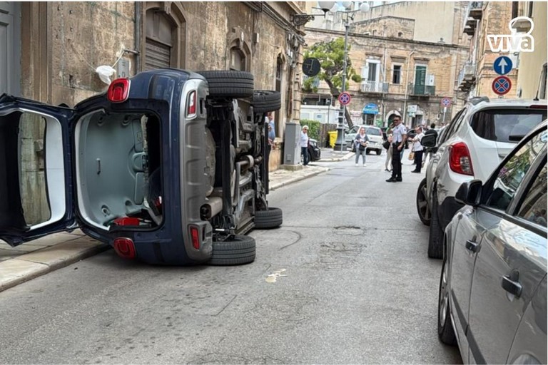 Auto ribaltata in Via Don Minzoni a Bisceglie