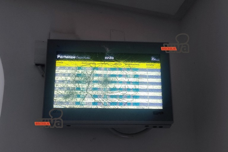 Monitor vandalizzato alla stazione di Bisceglie. <span>Foto Antonio Lopopolo</span>