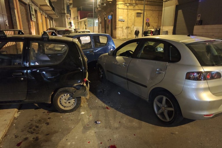 Sbanda e colpisce tre auto in sosta: è accaduto in via Camere del Capitolo