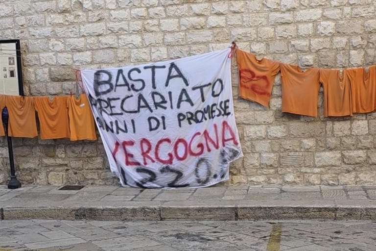 Sit-in pacifico degli operatori della Teknoservice a Palazzo San Domenico