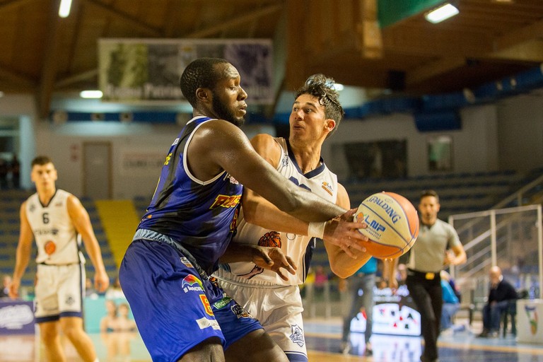 Un'azione del match Ragusa-Lions Bisceglie. <span>Foto Giovanni Cassarino</span>