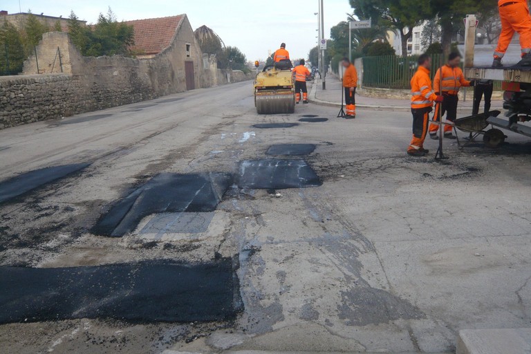 Interventi sulle buche stradali