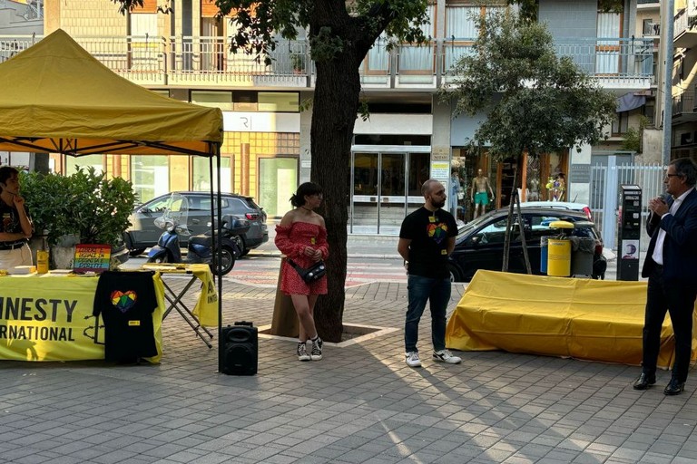 Re-inaugurazione panchina gialla Amnesty Bisceglie. <span>Foto Daniele di Benedetto</span>