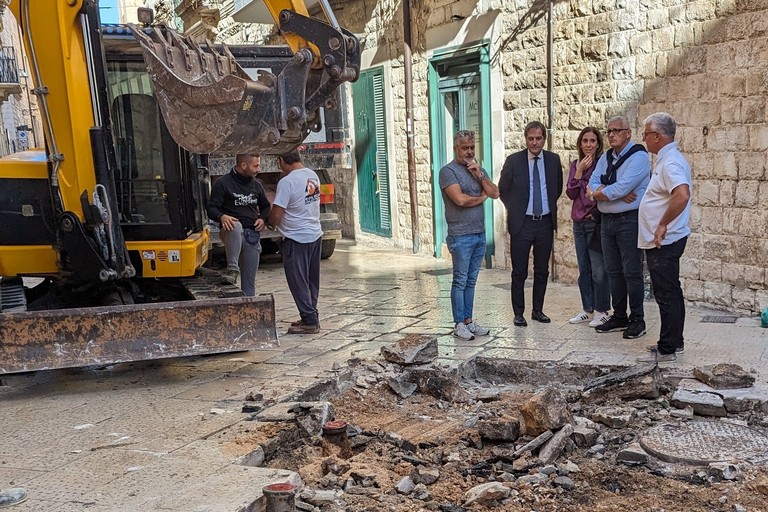 Rifacimento pavimentazione in basolato di via Tupputi e via Frisari