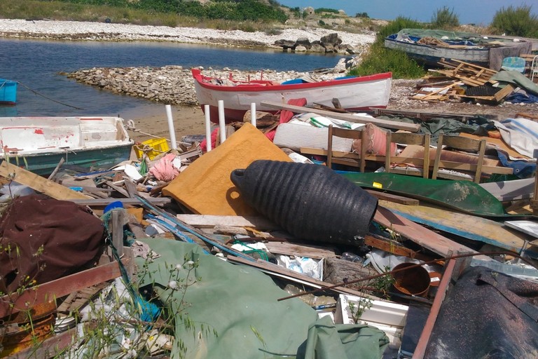 Rifiuti in cala Pantano