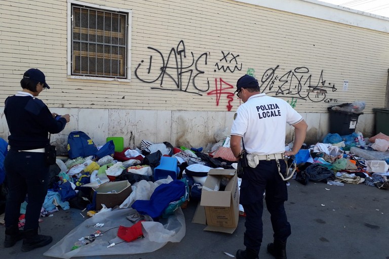 Rifiuti abbandonati a poche decine di metri dalla stazione ferroviaria