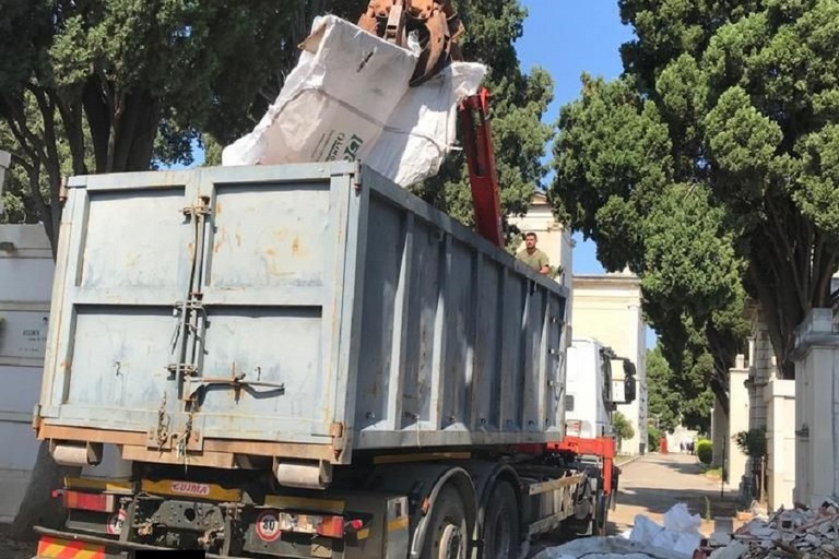 Rimozione dei rifiuti dall'interno del cimitero