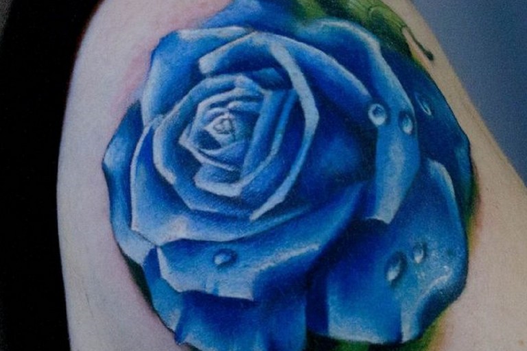 Rosa blu tatuata
