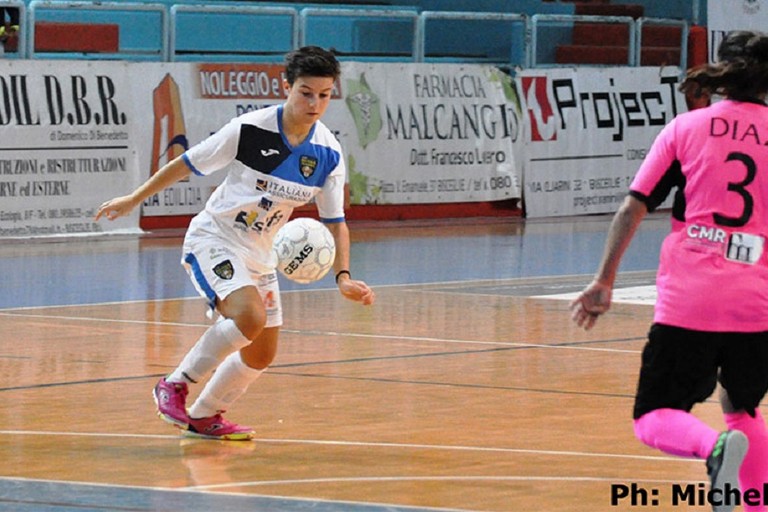 Sabrina Scommegna in azione con la maglia del Bisceglie Femminile. <span>Foto Michele Liseno</span>