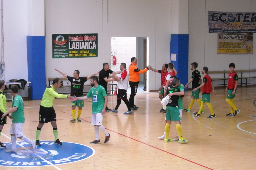 Il saluto dei protagonisti in campo a fine gara. <span>Foto Nico Colangelo</span>