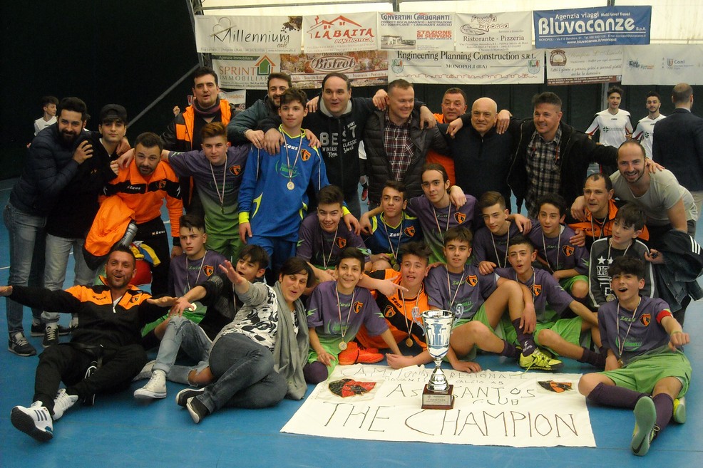Il trionfo del Santos Club al termine della finale Giovanissimi Puglia. <span>Foto Nico Colangelo</span>