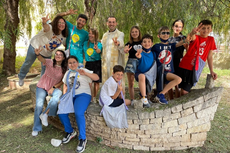 Bisceglie, visita dell'équipe diocesana dei ragazzi in Sartoria sociale
