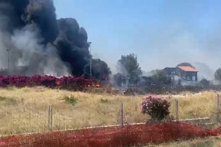 La densa coltre di fumo che si è alzata a seguito dell'incendio a Miragica