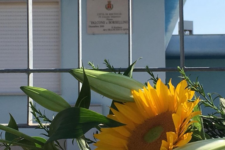 Omaggio floreale davanti alla scuola Falcone-Borsellino