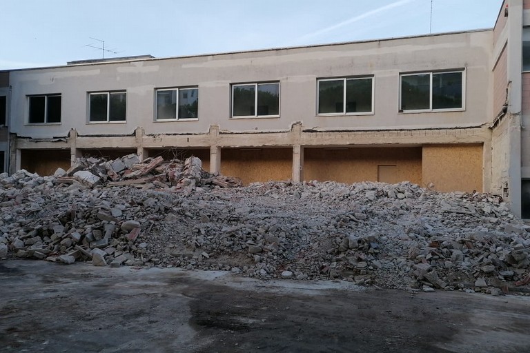 Lavori nell'edificio scolastico di viale Calace a Bisceglie. <span>Foto Vito Troilo</span>